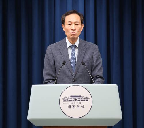 우상호 대통령실 정무수석이 17일 서울 용산 대통령실에서 이재명 대통령과 김종인 전 더불어민주당 비상대책위원장의 오찬 및 대미특사단 관련 브리핑을 하고 있다. [김호영 기자]