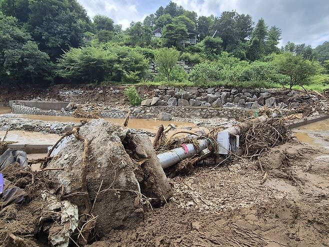 20일 경기 가평군 조종면 마일1리 마을이 전날 밤부터 내린 집중호우로 쑥대밭이 됐다.2025.7.20 [뉴스1]