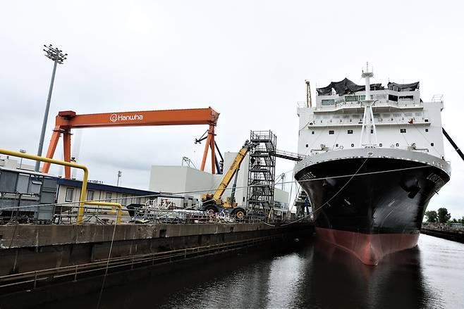 한화필리십야드 5도크에서 국가안보다목적선박(NSMV)이 마무리 공정을 진행하고 있다. [한화오션]