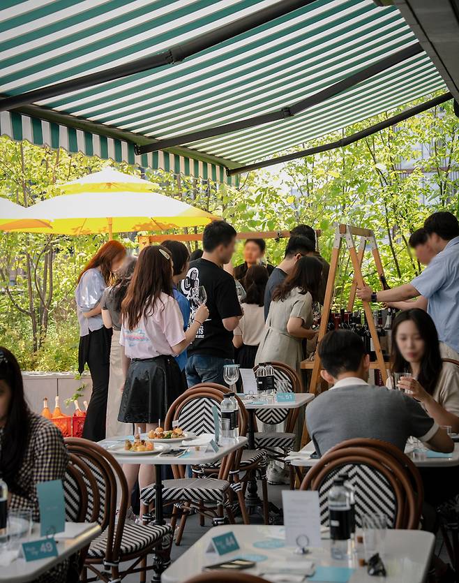 지난달 14일 서울 성수동에 위치한 유명 브런치 레스토랑 사델스에서 열린 현대백화점의 와인 멤버십 ‘와지트’ 론칭 파티가 고객들로 붐비고 있다. 현대백화점