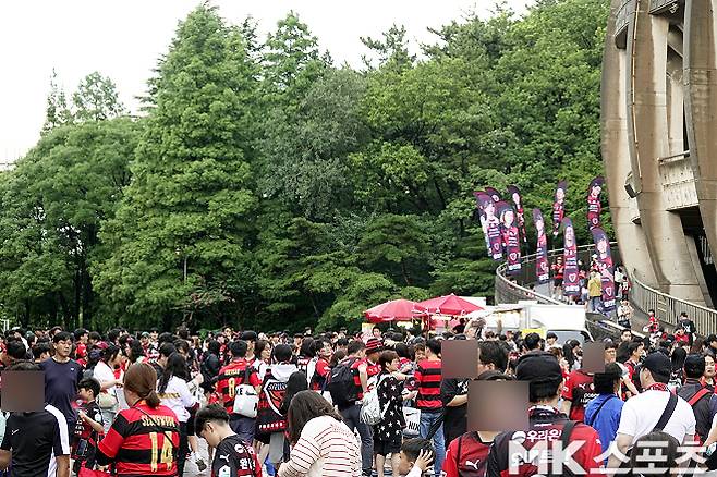 Fans who visited Pohang Steel Yard. Photo = Reporter Lee Geun -seung