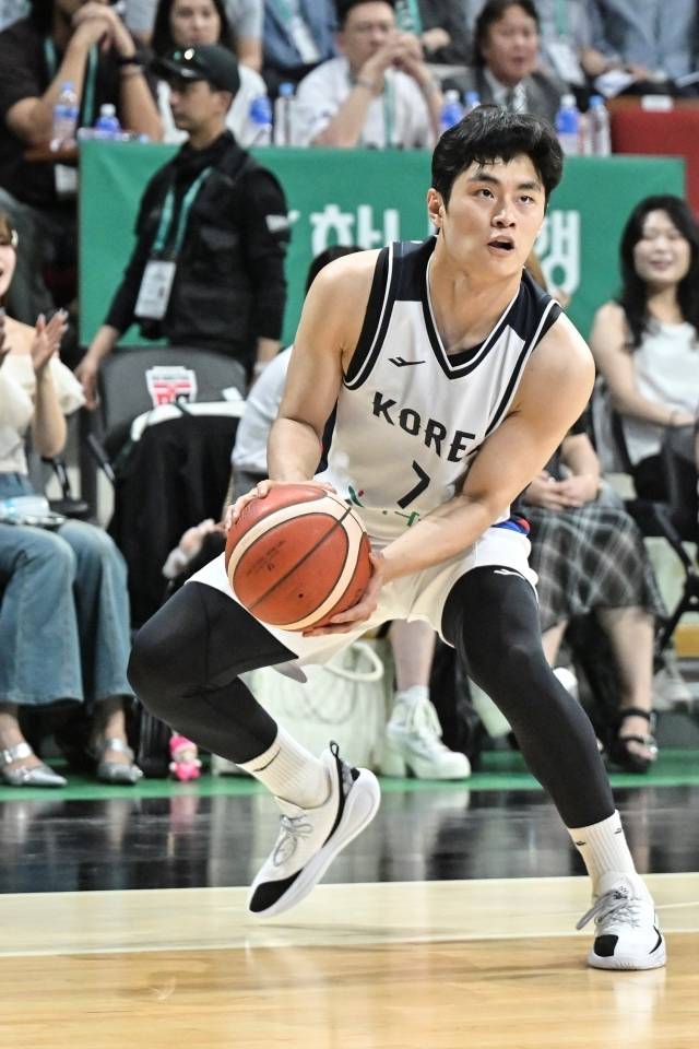 유기상의 경우 2024-25시즌 52경기를 소화했다. 그리고 BCL까지 참가하며 쉴 틈이 없었다. 이로 인해 카타르와의 2차 평가전은 결장한다. 사진=대한민국농구협회 제공