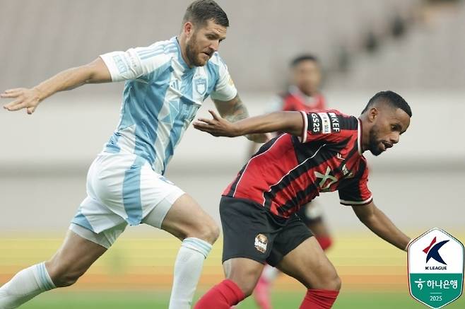 FC 서울 데뷔전을 성공적으로 마친 안데르손(사진 오른쪽). 사진=한국프로축구연맹