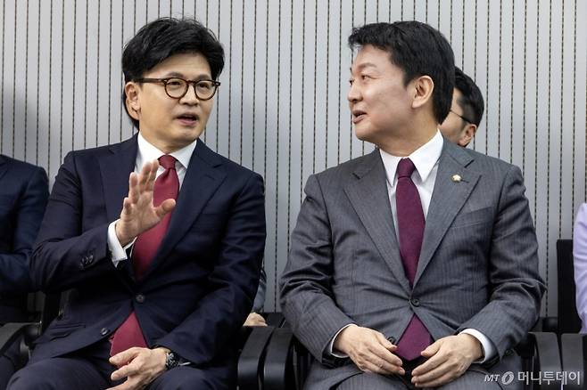 [서울=뉴시스] 국회사진기자단= 제21대 대통령후보자 국민의힘 3차 경선 진출자를 발표하는 29일 오후 서울 여의도 국민의힘 중앙당사에서 한동훈,  안철수 후보가 대화하고 있다. 2025.04.29.photo@newsis.com /사진=