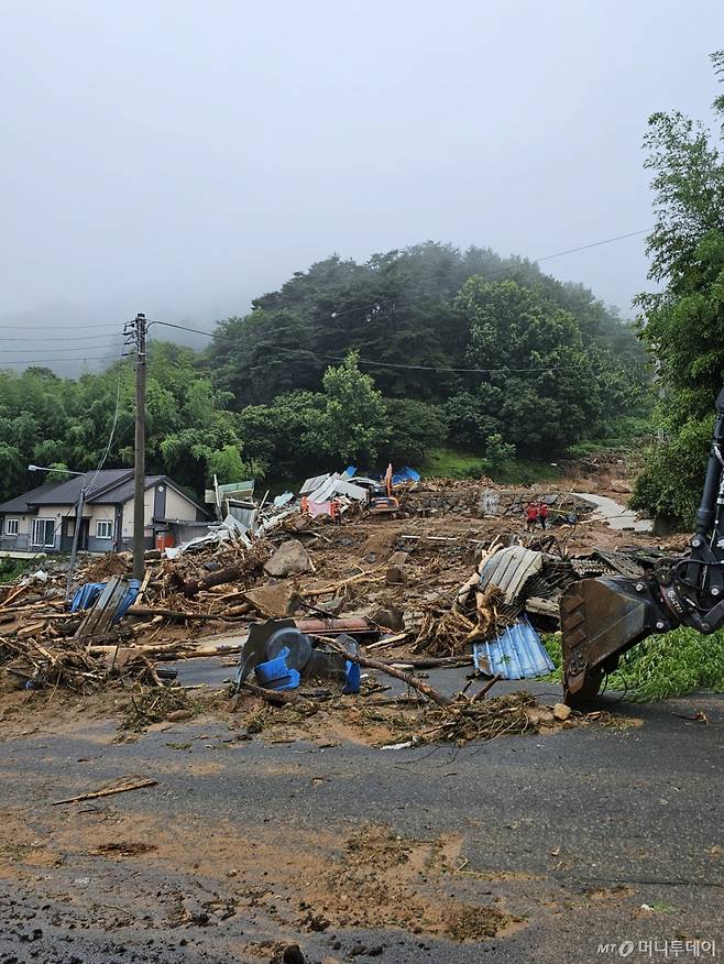 (산청=뉴스1) 한송학 기자 = 20일 오전 경남 산청군 산청읍 부리 산사태 현장에서 소방대원 등 관계자들이 실종자 수색 작업을 하고 있다. 2025.7.20/뉴스1 Copyright (C) 뉴스1. All rights reserved. 무단 전재 및 재배포, AI학습 이용 금지. /사진=(산청=뉴스1) 한송학 기자