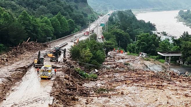 [산청=뉴시스] 차용현 기자 = 20일 오전 경남 산청군을 가로지르는 산청대로에 지난 19일 폭우로 산사태가 발생하자 관계자들이 복구작업을 펼치고 있다. 2025.07.20.con@newsis.com /사진=