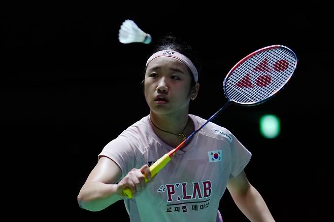 안세영(1위)이 20일 세계배드민턴연맹(BWF) 월드투어 슈퍼 750 일본오픈 정상에 등극했다. 사진은 지난 18일 일본 도쿄 메트로폴리탄 체육관에서 열린 2025 BWF 월드 투어 슈퍼 750 일본오픈 여자 단식 8강전에서 천위페이(5위·중국)와 경기하고 있는 모습. /사진=뉴시스