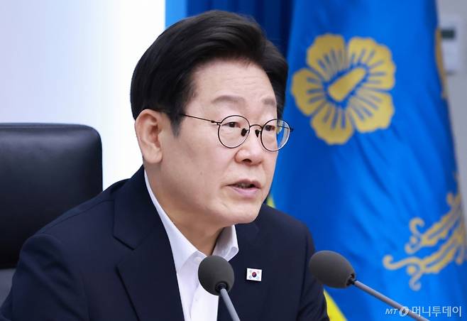 [서울=뉴시스] 최동준 기자 = 이재명 대통령이 17일 서울 용산 대통령실 청사에서 열린 4차 수석·보좌관 회의에서 발언하고 있다. (대통령실통신사진기자단) 2025.07.17. photocdj@newsis.com /사진=최동준