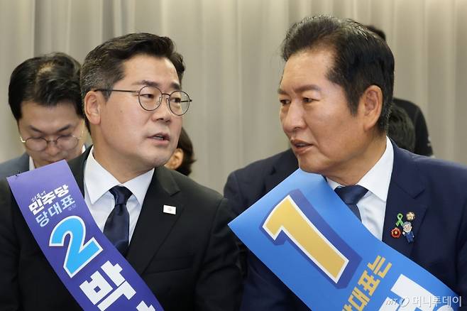 더불어민주당 정청래(오른쪽), 박찬대 당대표 후보가 20일 오후 서울 여의도 중앙당사에서 열린 '당대표 및 최고위원 선출을 위한 영남권 합동연설회'에서 대화하고 있다./사진=뉴스1