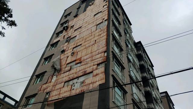 지난 19일 오전 부산 강서구 대저동 빌라 외벽이 파손돼 떨어졌다. 부산소방재난본부 제공