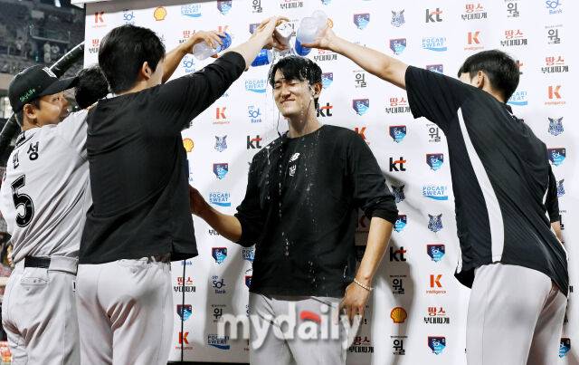 21일 오후 경기도 수원시 조원동 수원kt위즈파크에서 진행된 '2025 프로야구 KBO리그' kt위즈와 KIA타이거즈의 경기. kt 고영표가 경기에서 3-1로 승리하고 승리투수가 된 뒤 동료들로부터 물세례를 받고 있다./마이데일리