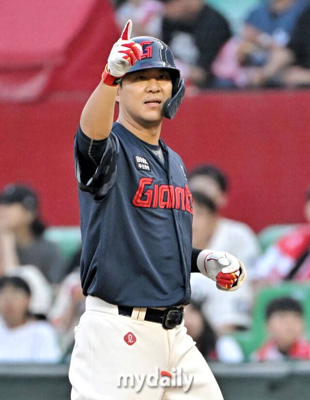 14일 오후 인천 문학동 SSG랜더스필드에서 진행된 '2025 프로야구 KBO리그' SSG랜더스와 롯데자이언츠의 경기.롯데 김민성이 8회초 2사 1,2루서 1타점 적시타를 터뜨린 뒤 환호하고 있다./마이데일리