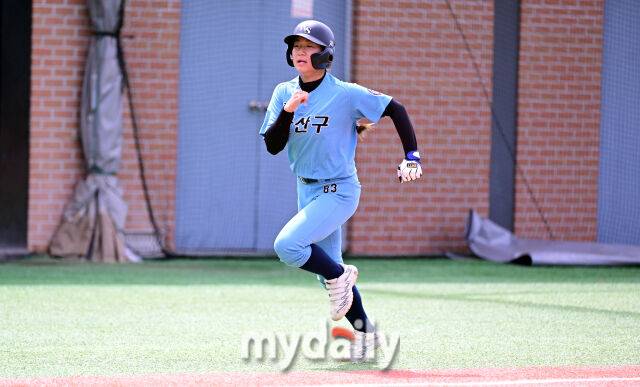 2025년 7월 20일 강원도 횡성베이스볼파크에서 '제2회 마이데일리배 전국유소년야구대회' 안산시 유소년야구단과 전주완산구 유소년야구단의 경기가 열렸다. 전주완산구 유소년야구단 2루 주자 정혜진이 1회말 무사 2.3루서 김서율의 2타점 적시타 때 홈으로 뛰고 있다./횡성베이스볼테마파크=유진형 기자