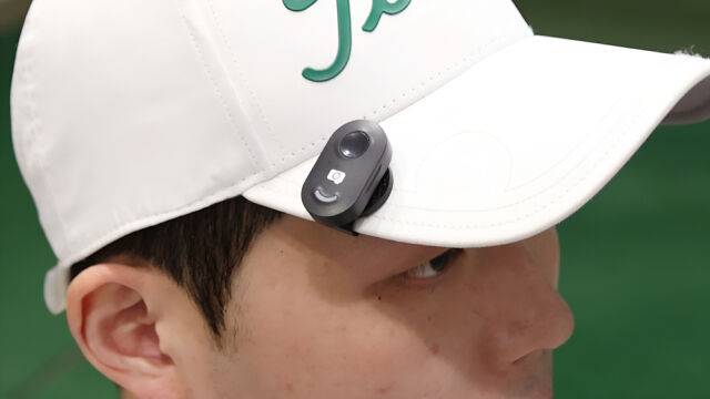 스윙윙 블루투스 리모컨은 모자에 부착 가능하다. /(주)퍼플그린골프 제공
