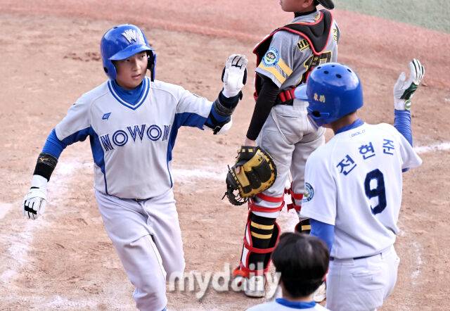 노원구 유소년야구단 박민서(왼쪽)가 스리런 홈런을 터뜨린 후 다이아몬드를 돌아 전현준과 하이파이브하고 있다. /횡성베이스볼테마파크=송일섭 기자