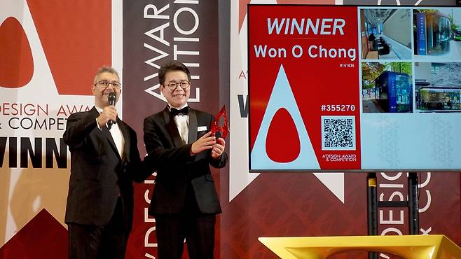 지난 17일 이탈리아 코모에서 개최된 ‘A 디자인 어워드 2025’ 시상식에 참석한 정원오 성동구청장(오른쪽)이 플래티넘 상패를 받고 기념 촬영하고 있다.