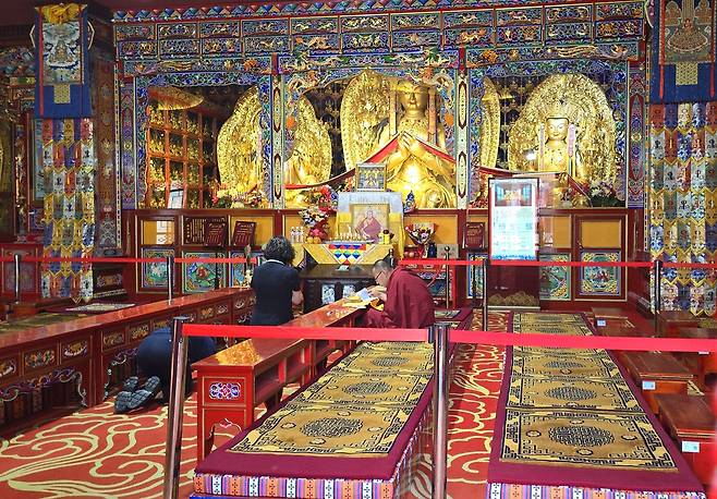개인의 정신적 성장과 공동체 전체의 신성 충만, 즉 사적인 구복 부분이 적은 라마불교 내몽고 오스도스 본산 내부.