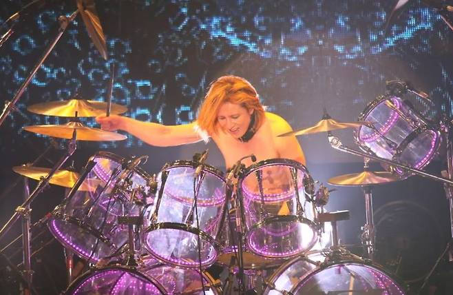 엑스 재팬의 음악이 지금까지도 특별하게 남아있는 이유 중 하나는 다름 아닌 요시키의 작곡 능력 때문인데, 록의 격렬함과 발라드의 섬세함, 오케스트레이션의 구조미를 한 곡 안에 놀랍도록 정교하게 배치하는 그의 감각은 일본 내에서도 손에 꼽히는 수준이다. [빌보드 공식 홈페이지 캡처]