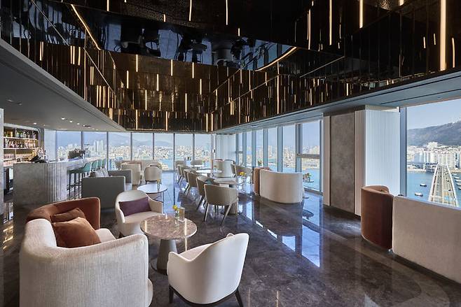 윈덤 그랜드 부산 '온 더 클라우드' 중 바 *재판매 및 DB 금지