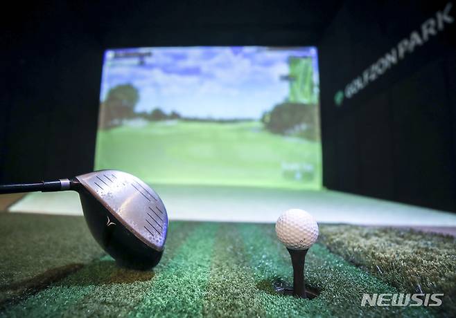 [서울=뉴시스] 정병혁 기자 = 코로나19 사회적 거리두기 조치가 해제되며 스크린골프장 사업자가 늘었다. 서울시내 스크린골프장의 모습.  해당 사진은 기사 내용과 관련이 없습니다. 2023.02.06. jhope@newsis.com