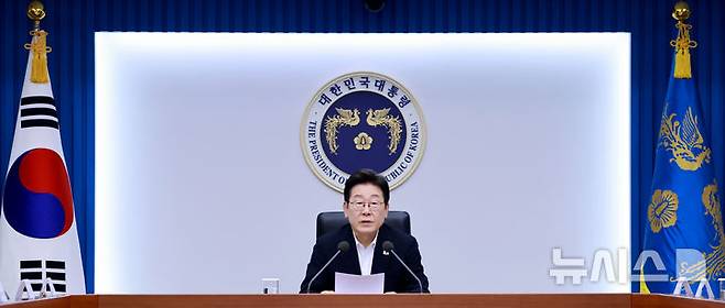 [서울=뉴시스] 최동준 기자 = 사진은 이재명 대통령이 지난 17일 서울 용산 대통령실 청사에서 열린 4차 수석·보좌관 회의에서 발언하고 있다. (대통령실통신사진기자단) 2025.07.17. photocdj@newsis.com