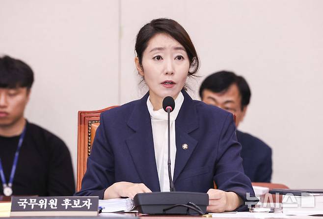 [서울=뉴시스] 고승민 기자 = 강선우 여성가족부 장관 후보자가 14일 서울 여의도 국회에서 열린 여성가족위원회의 인사청문회에서 질문에 답하고 있다. 2025.07.14. kkssmm99@newsis.com