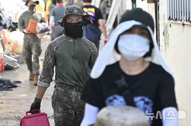 [광주=뉴시스] 이영주 기자 = 20일 오전 광주 북구 신안동 서암대로 100번길 주변에서 31사단 장병들과 자원봉사자들이 침수 피해 주택 복구작업에 나서고 있다. 광주·전남에는 지난 사흘간 500~600㎜ 괴물 폭우가 쏟아졌다. 2025.07.20. leeyj2578@newsis.com