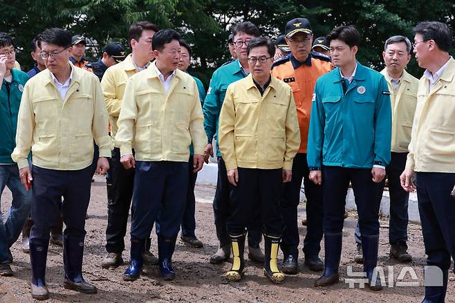 [가평=뉴시스] 이영환 기자 = 김동연 경기도지사가 20일 오후 집중호우로 인해 홍수 경보가 발령됐던 경기 가평군 상면 대보교 현장을 점검하고 있다. 2025.07.20. 20hwan@newsis.com