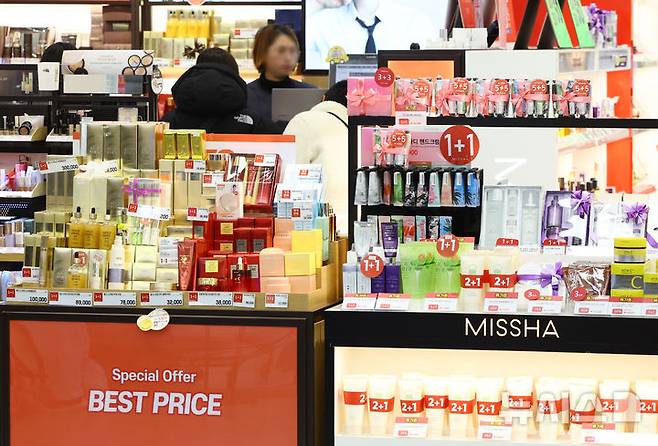 [서울=뉴시스] 황준선 기자 = 2일 서울 시내 화장품 매장의 모습.  LG생활건강과 미샤·어퓨·에뛰드 등 로드샵 화장품 브랜드들이 가격 인상 예고하거나 인상한 2일 서울 시내 화장품 매장에서 손님들이 물건을 고르고 있다. 2025.01.02. hwang@newsis.com