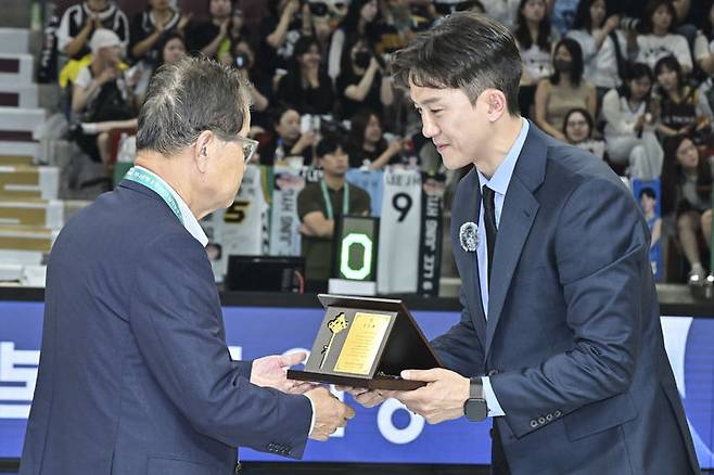 [서울=뉴시스] 남자 국가대표팀 은퇴식을 가진 박찬희. (사진=대한민국농구협회 제공) *재판매 및 DB 금지