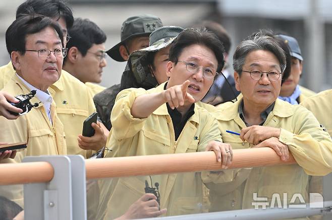 [광주=뉴시스] 이영주 기자 = 김민석(가운데) 국무총리가 20일 오전 광주 북구 신안동 수해 현장을 찾아 강기정(오른쪽) 광주시장과 문인(왼쪽) 북구청장과 피해현황 관련 이야기를 나누고 있다. 2025.07.20. leeyj2578@newsis.com
