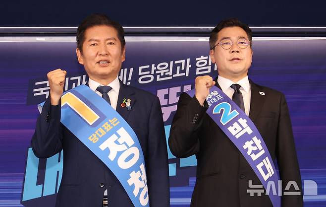[서울=뉴시스] 김금보 기자 = 더불어민주당 정청래(왼쪽), 박찬대 당대표 후보가 20일 서울 여의도 더불어민주당 당사에서 열린 당대표 및 최고위원 선출을 위한 영남권 합동연설회에서 기념촬영을 하고 있다. 2025.07.20. kgb@newsis.com