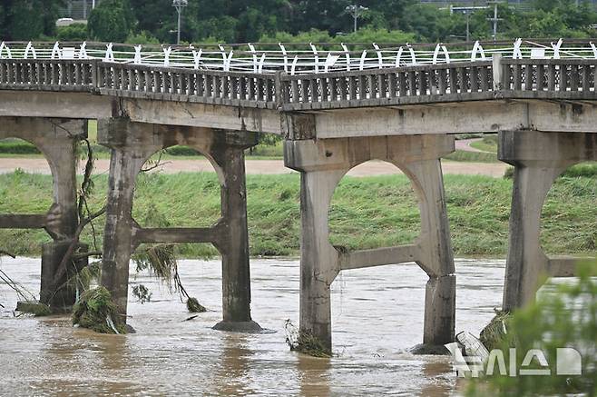 [광주=뉴시스] 이영주 기자 = 18일 오후 광주 북구 동림동 옛산동교 중단부가 전날 내린 폭우로 파손, 출입이 통제되고 있다. 광주 유일 6·25 전적지인 산동교는 그간 시민들의 산책로로 이용돼왔다. 2025.07.18. leeyj2578@newsis.com