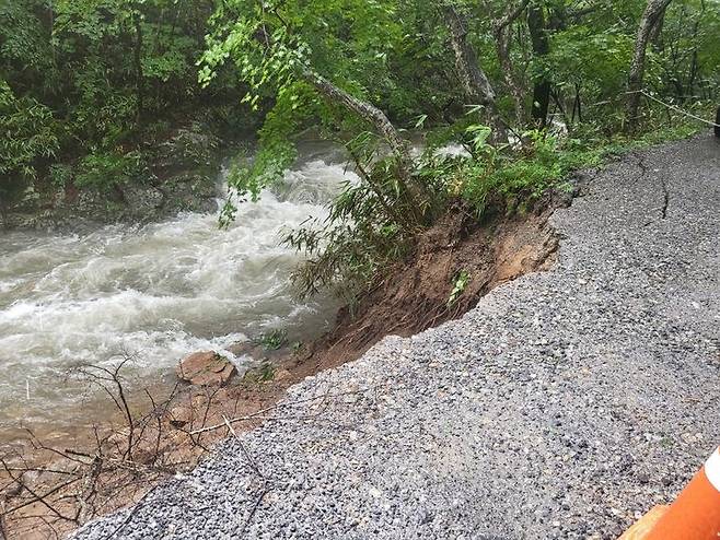 [서울=뉴시스] 전남 순천 조계산 송광사 진입로 구간 일부가 유실됐다. (사진=국가유산청 제공) 2025.07.20. photo@newsis.com *재판매 및 DB 금지
