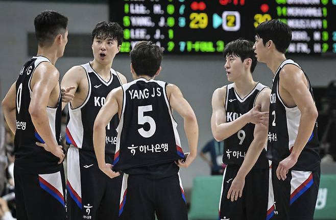 [서울=뉴시스] 한국 남자 농구 대표팀이 20일 오후 안양정관장아레나에서 진행된 하나은행 초청 2025 남자농구 국가대표 평가전 카타르와의 2차전에서 경기 전 회의하고 있다. (사진=대한민국농구협회 제공)  *재판매 및 DB 금지