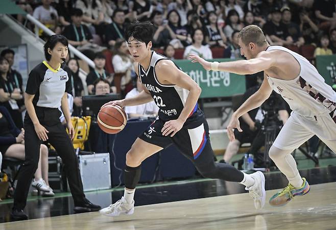 [서울=뉴시스] 한국 남자 농구 대표팀의 여준석이 20일 오후 안양정관장아레나에서 진행된 하나은행 초청 2025 남자농구 국가대표 평가전 카타르와의 2차전에서 드리블하고 있다. (사진=대한민국농구협회 제공)  *재판매 및 DB 금지