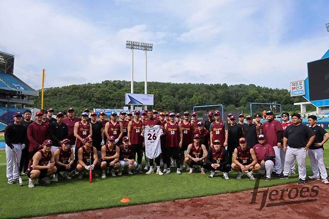 [서울=뉴시스] 프로야구 키움 히어로즈가 20일 대구 삼성라이온즈파크에서 벌어진 삼성 라이온즈와의 경기를 앞두고 스톤 개랫을 위한 송별 행사를 진행했다. (사진 = 키움 히어로즈 제공) *재판매 및 DB 금지
