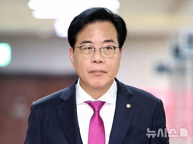 [서울=뉴시스] 김금보 기자 = 송언석 국민의힘 비상대책위원장 겸 원내대표가 17일 서울 여의도 국회에서 열린 비상대책위원회의에 참석하고 있다. 2025.07.17. kgb@newsis.com