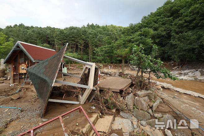 [가평=뉴시스] 권창회 기자 = 20일 경기 가평군 마일리 일대에 쏟아진 폭우로 산사태가 발생해 한 캠핑장이 망가져 있다. 2025.07.20. kch0523@newsis.com
