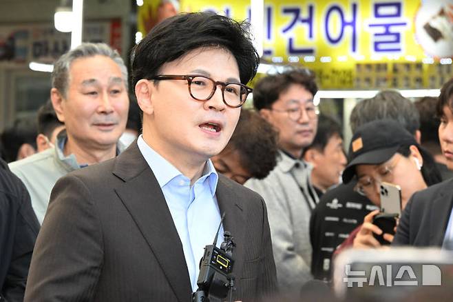 [창원=뉴시스] 차용현 기자 = 지난 5월2일 오전 경남 창원시 마산어시장을 방문한 한동훈 제21대 대통령 선거 국민의힘 경선 후보가 취재진의 질문에 답하고 있다. 2025.05.02.con@newsis.com
