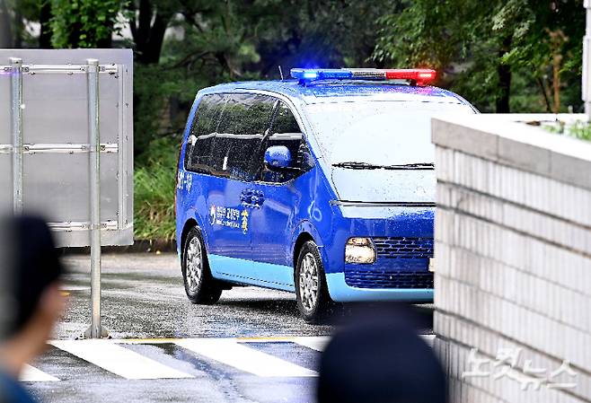 구속 수감된 윤석열 전 대통령이 탑승한 호송차가 18일 오전 서울 서초구 서울중앙지방법원으로 들어서고 있다. 사진공동취재단