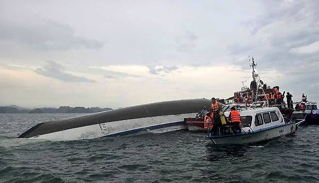 19일 베트남 북동부 꽝닌성 하롱베이에서 유람선이 뒤집혀 구조 대원들이 수색 작업을 벌이고 있다. 연합뉴스