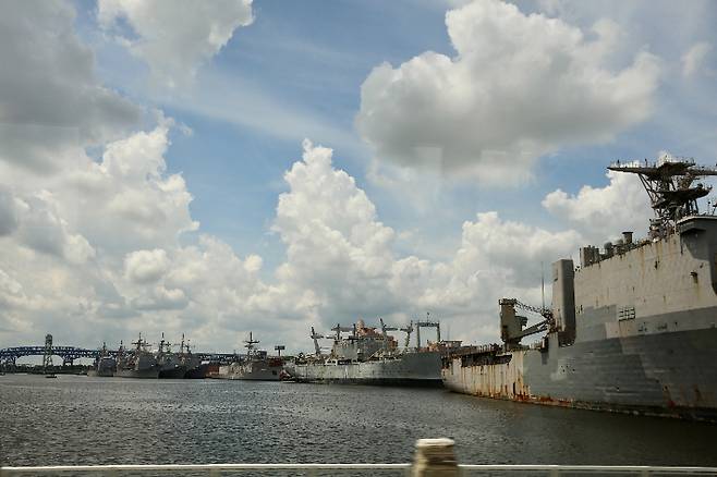 필리 조선소 인근 강가에 정박중인 미 해군 퇴역 함정들의 모습. 워싱턴특파원 공동취재단