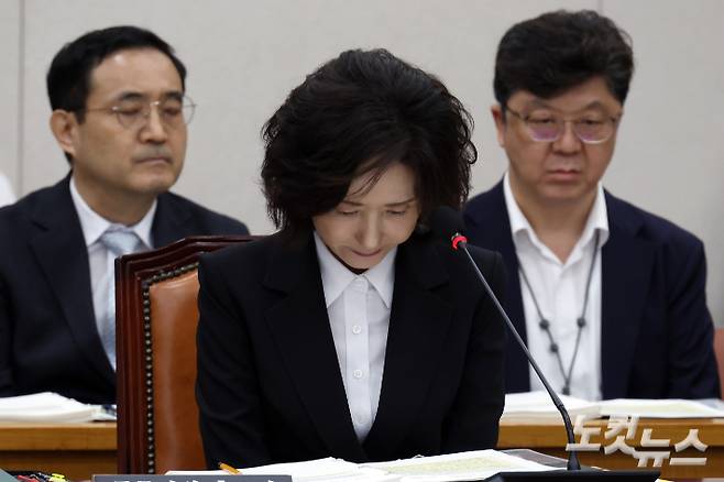 이진숙 사회부총리 겸 교육부 장관 후보자가 16일 서울 여의도 국회 교육위원회에서 열린 인사청문회에서 논문 등 불거진 의혹과 관련해 고개숙여 사과하고 있다. 윤창원 기자