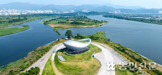 디아크문화관은 낙동강과 금호강이 만나는 합수머리에 있어 강변 풍경이 한눈에 보인다.