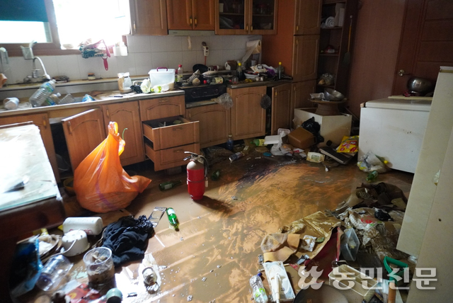 20일 오전 충남 예산군 고덕면 구만리 이선주(68)·염혜경(60) 부부의 집 주방. 흙탕물을 뒤집어 쓴 살림살이가 여기저기 널부러져 있다.