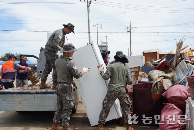 20일 오전 충남 예산군 고덕면 구만리 일대에서 군인들이 쓰레기를 정리하고 있다.