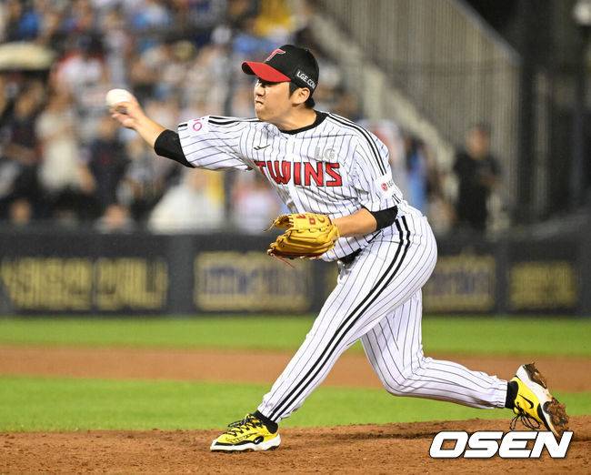 [OSEN=잠실, 이대선 기자] 19일 오후 서울 잠실야구장에서 2025 신한 SOL Bank KBO리그 LG 트윈스와 롯데 자이언츠의 경기가 열렸다.LG는 에르난데스, 롯데는 데이비슨을 선발 투수로 내세웠다.8회초 1사 1,2루에서 LG 박명근이 역투하고 있다.  2025.07.19 /sunday@osen.co.kr