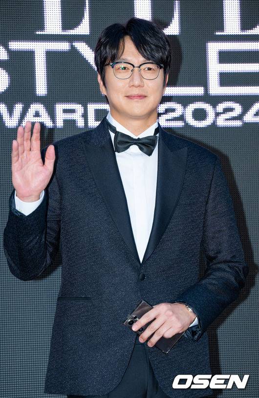 [OSEN=민경훈 기자] 17일 오후 서울 성수동 에스팩토리에서 엘르 스타일 어워즈 포토콜 행사가 열렸다이 자리에는 배우 하정우, 이하늬, 이제훈, 안보현, 임지연, 이수혁, 가수 CL, 성시경, 장기하, 에이티즈 산, 가수 겸 배우 혜리 등이 참석했다.가수 성시경이 입장하며 포즈를 취하고 있다. 2024.10.17 / rumi@osen.co.kr