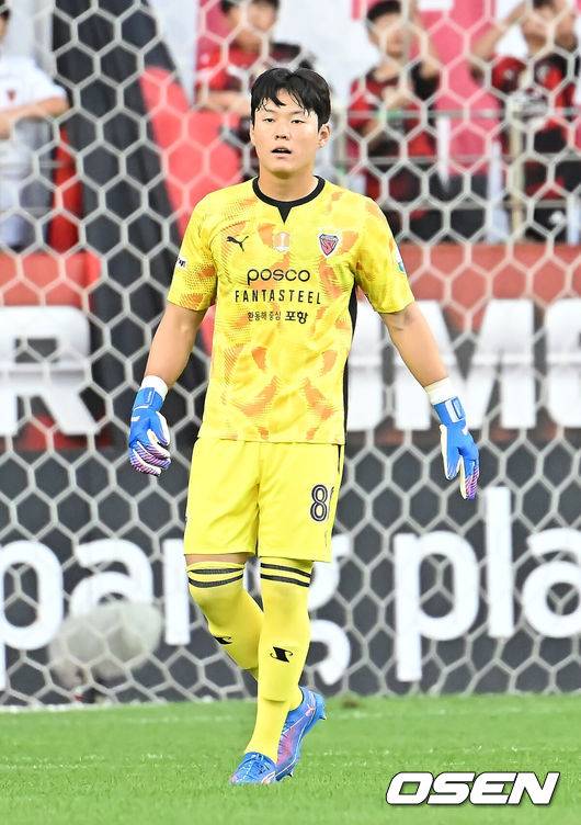[OSEN=포항, 이석우 기자] 19일 포항 스틸야드에서 하나은행 K리그1 2025 포항 스틸러스와 전북 현대의 경기가 열렸다.  포항으로 이적한 기성용이 포항 유니폼을 입고 첫 출전한다. 포항 스틸러스 홍성민 골키퍼가 경기에 출전하고 있다. 2025.07.19 / foto0307@osen.co.kr